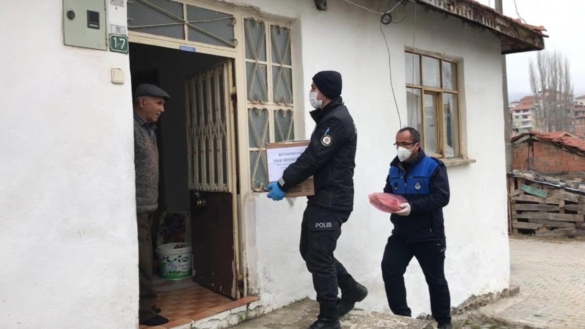 Polis memurundan evde kalan yaşlılara duygulandıran s&ouml;zler