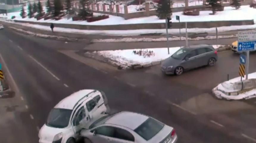 Kırmızı ışık ihlali kazayı beraberinde getirdi