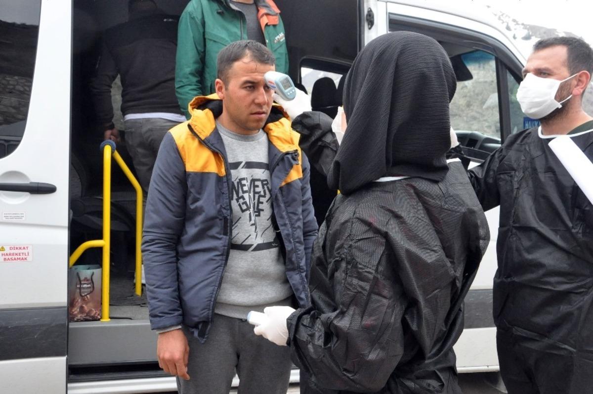 Hakkari&rsquo;ye gelenler sağlık kontrol&uuml;nden ge&ccedil;iriliyor