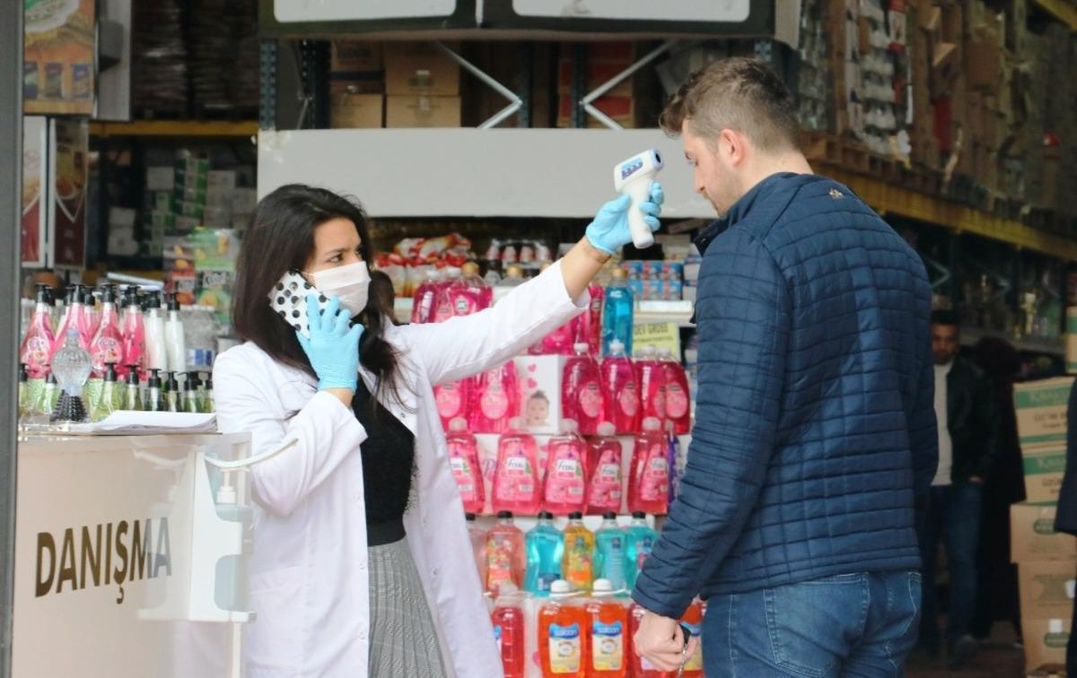 Bu marketteki koronavir&uuml;s tedbirleri hastaneleri aratmıyor
