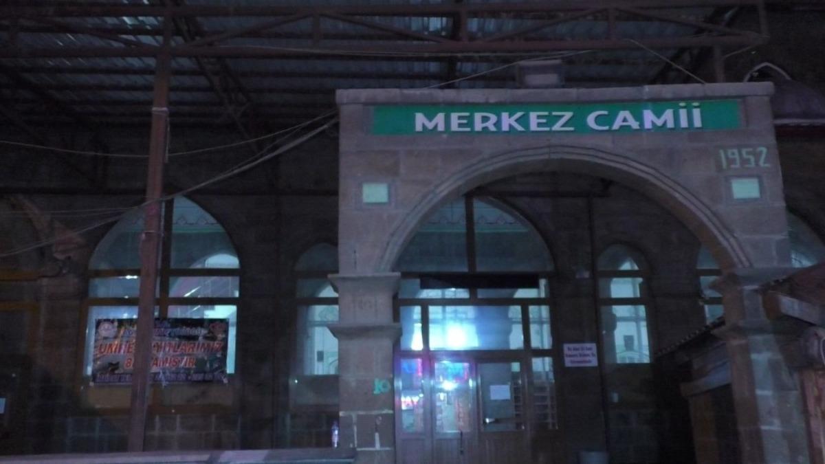 Ağrı&rsquo;da camiilerde yatsı ezanının ardından dualar y&uuml;kseldi