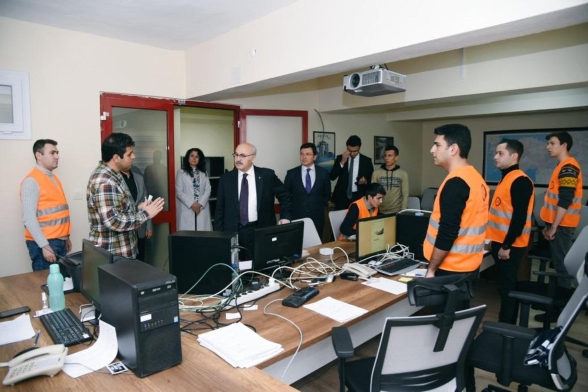 Vali K&ouml;şger, Vefa Sosyal Destek &Ccedil;ağrı Merkezi&rsquo;ni ziyaret etti