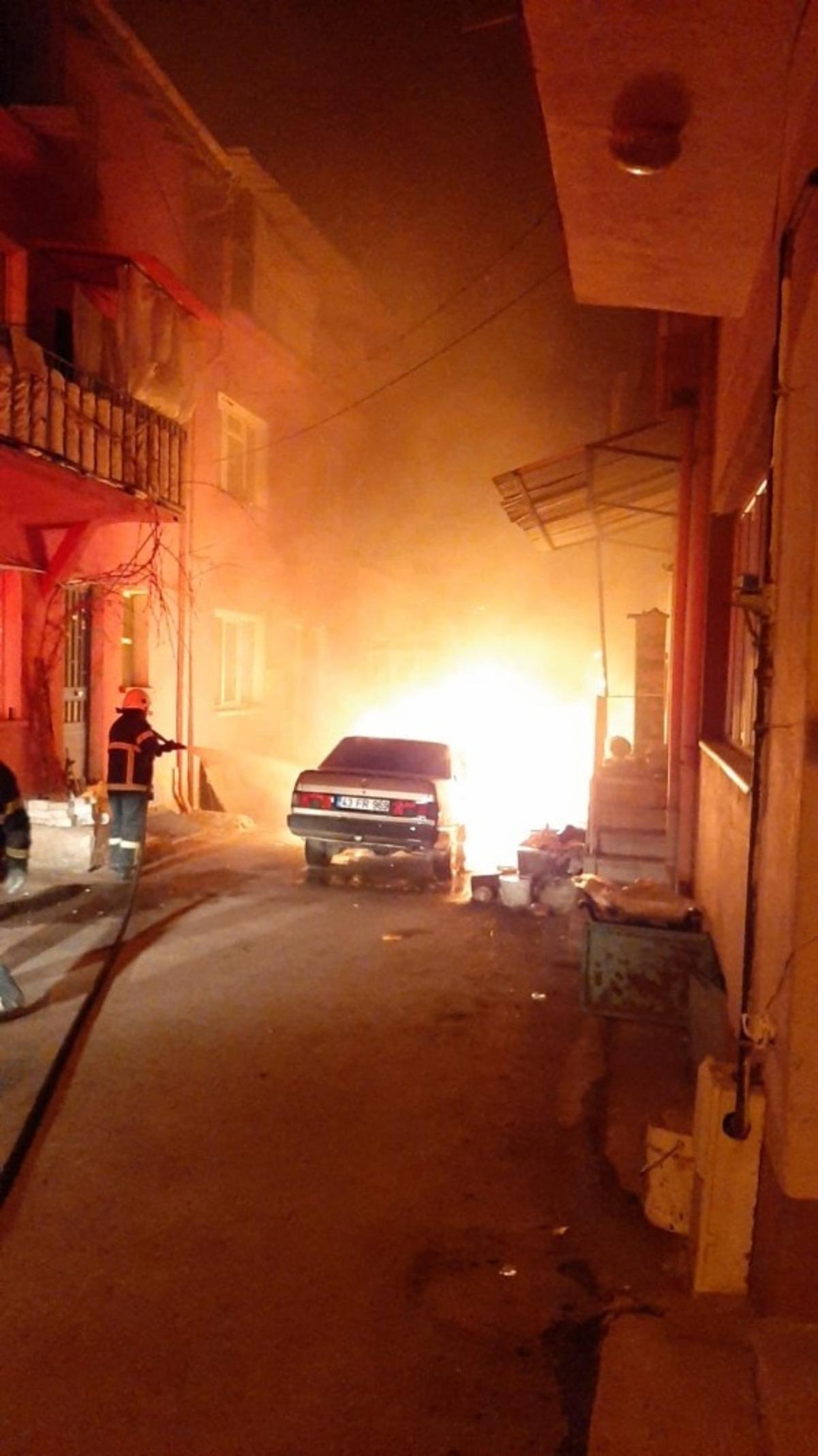 Park halindeki otomobil alev alev yandı