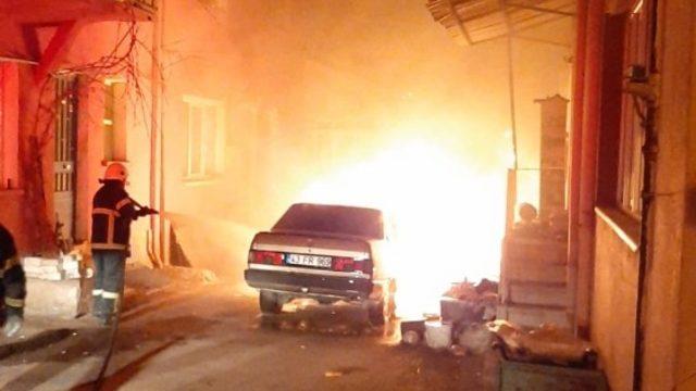 Park halindeki otomobil alev alev yandı