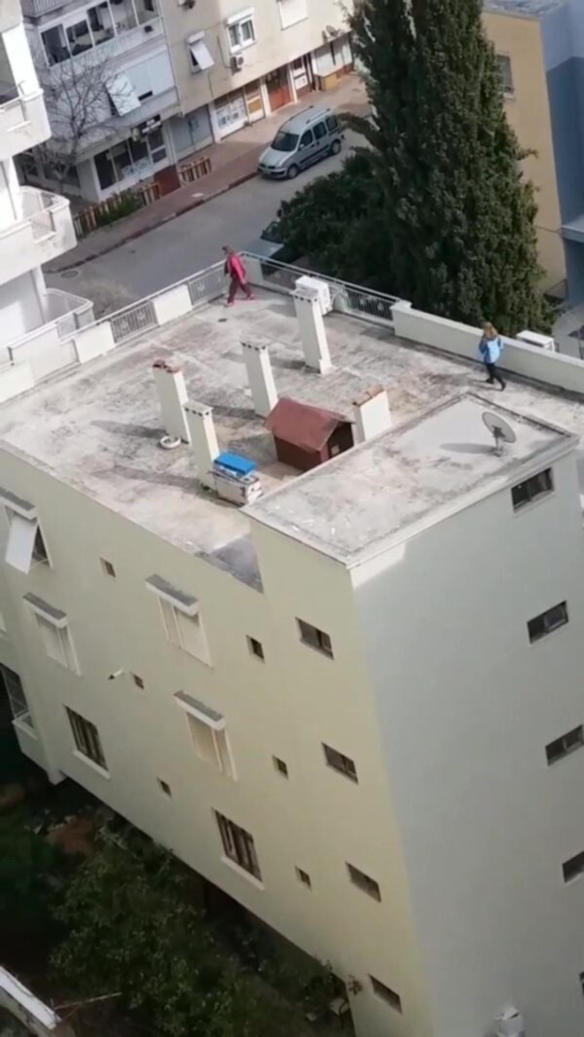 Koronavir&uuml;s nedeniyle damda spor yaptılar! 