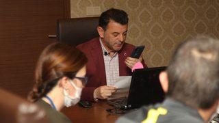 Kapaklı Belediye Başkanı Çetin, yaşlıların ihtiyaçlarını evlerine kadar götürüyor