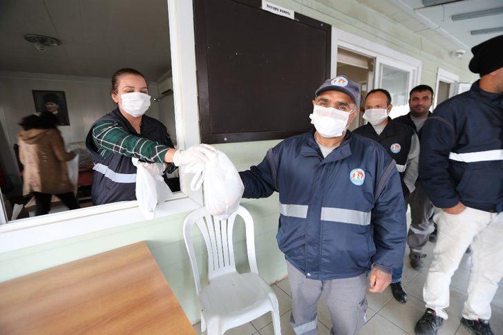 Tarhan’dan, korona ile mücadele eden çalışanlara simit ayran ikramı G4