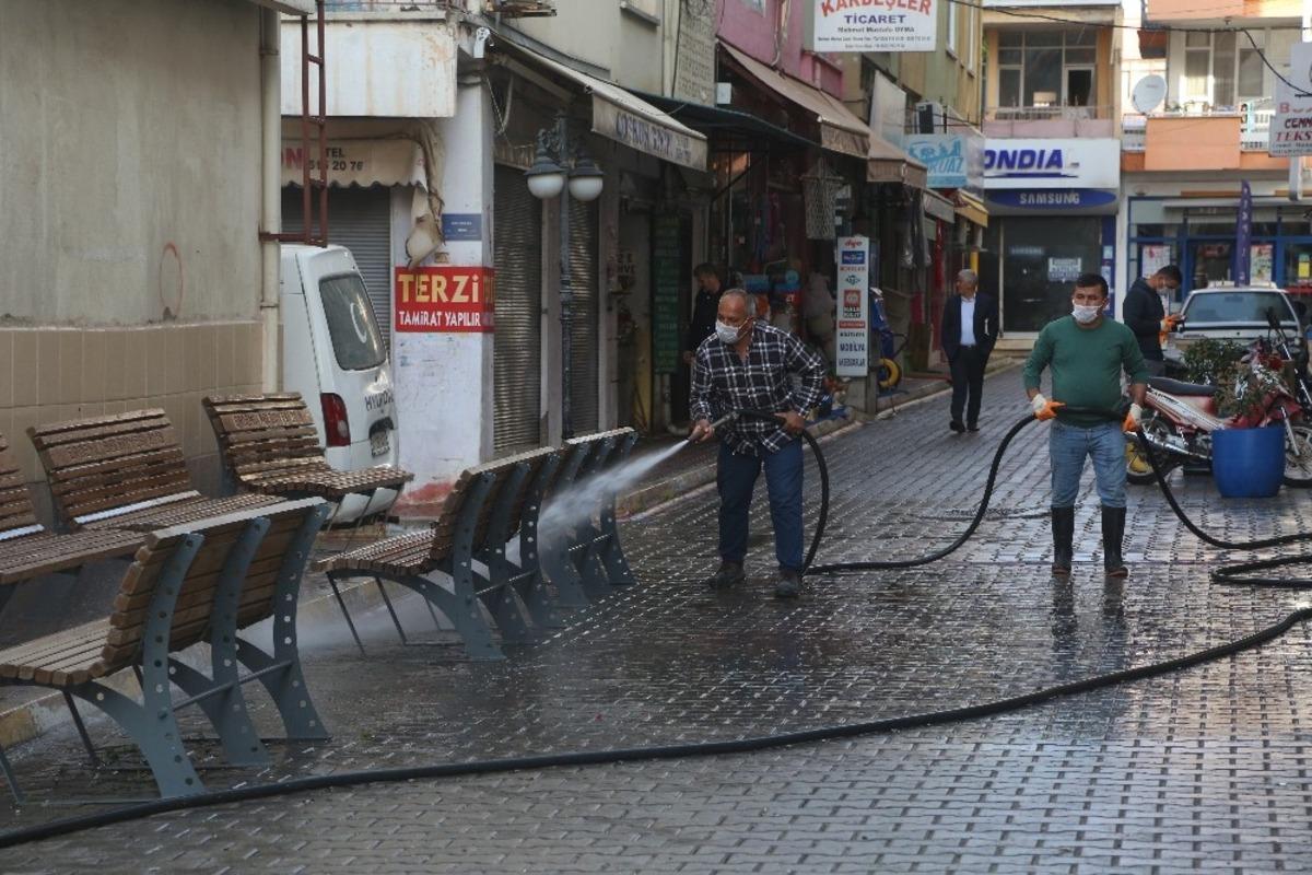 Erdemli&rsquo;de cadde ve sokaklar aralıksız temizleniyor