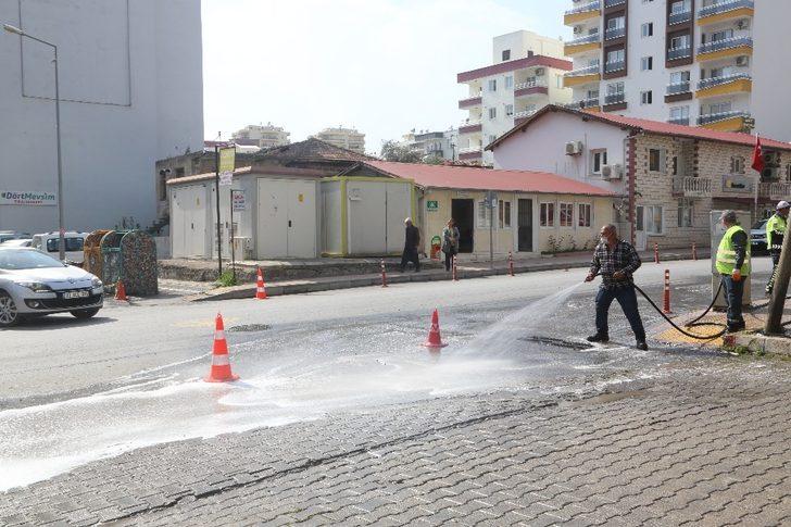 Erdemli’de cadde ve sokaklar aralıksız temizleniyor G3