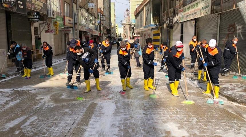 Kızıltepe&rsquo;de caddeler k&ouml;p&uuml;kl&uuml; suyla yıkanıyor