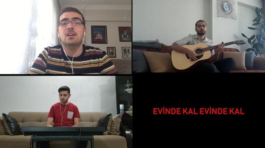 &Uuml;niversite &ouml;ğrencilerinden &rsquo;evinde kal&rsquo; şarkısı