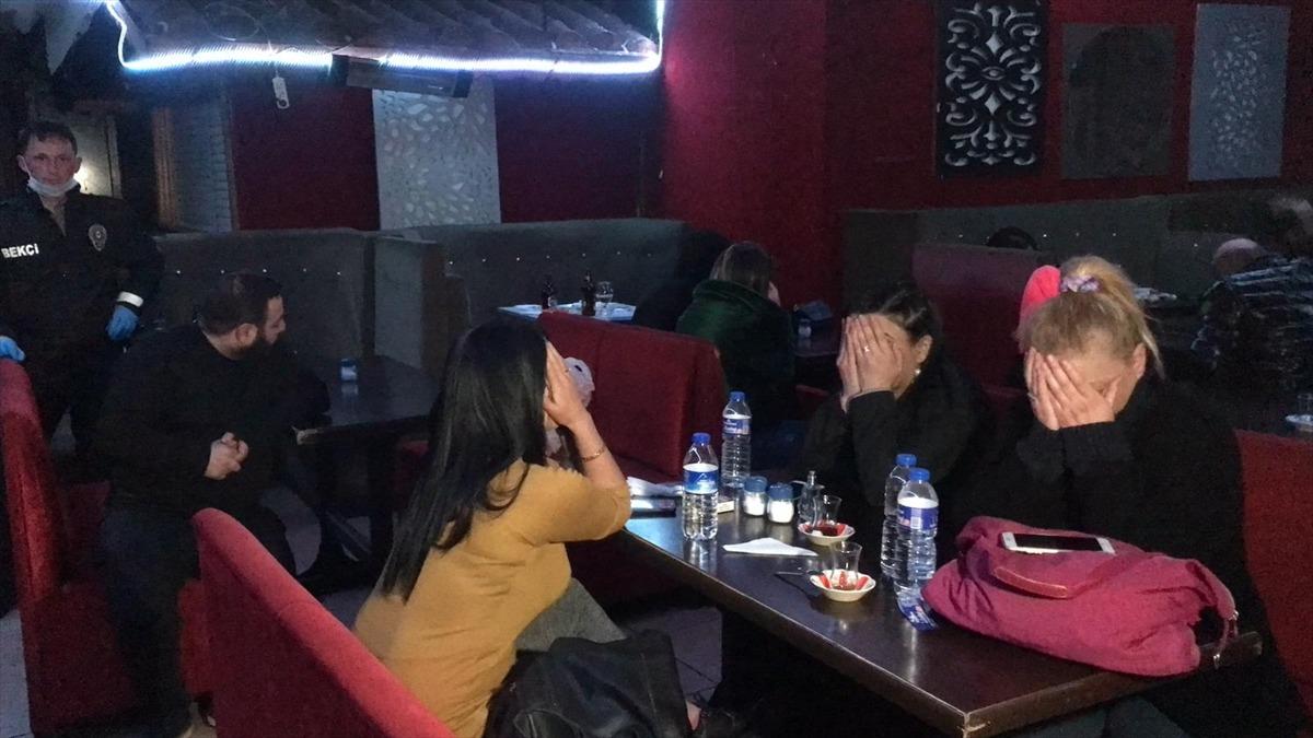 Bursa'da yasağa uymayan gece kul&uuml;b&uuml;nde 20 kişi yakalandı
