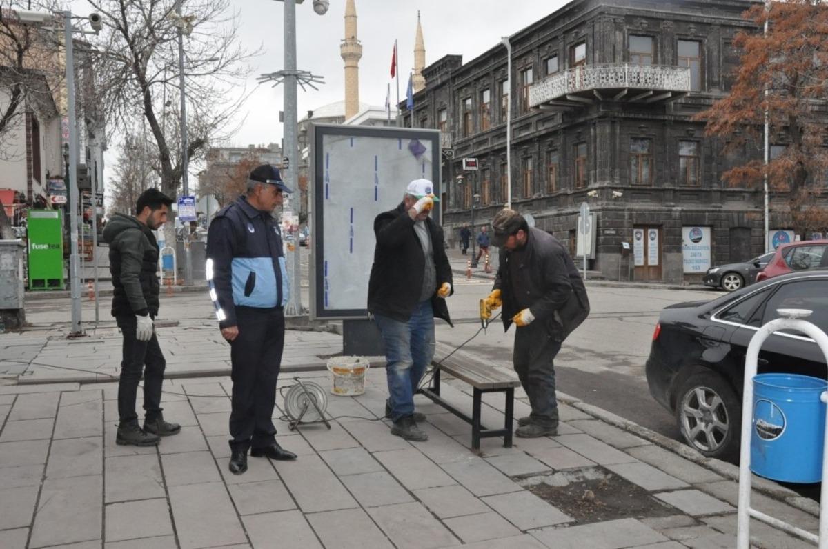 Kars Belediyesi oturma banklarını s&ouml;k&uuml;yor