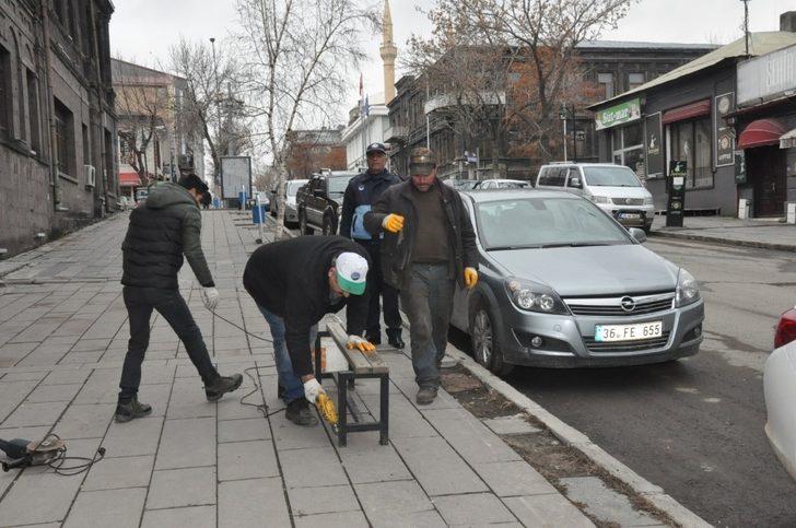 Kars Belediyesi oturma banklarını söküyor G2