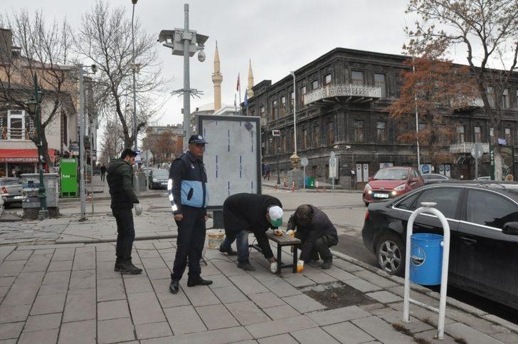 Kars Belediyesi oturma banklarını söküyor G3
