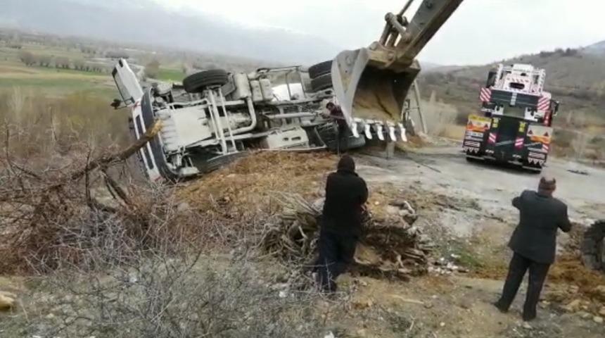 Beton mikseri şarampole uçtu: 1 yaralı