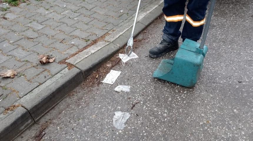 Maske ve eldivenleri sokağa değil &ccedil;&ouml;pe atalım