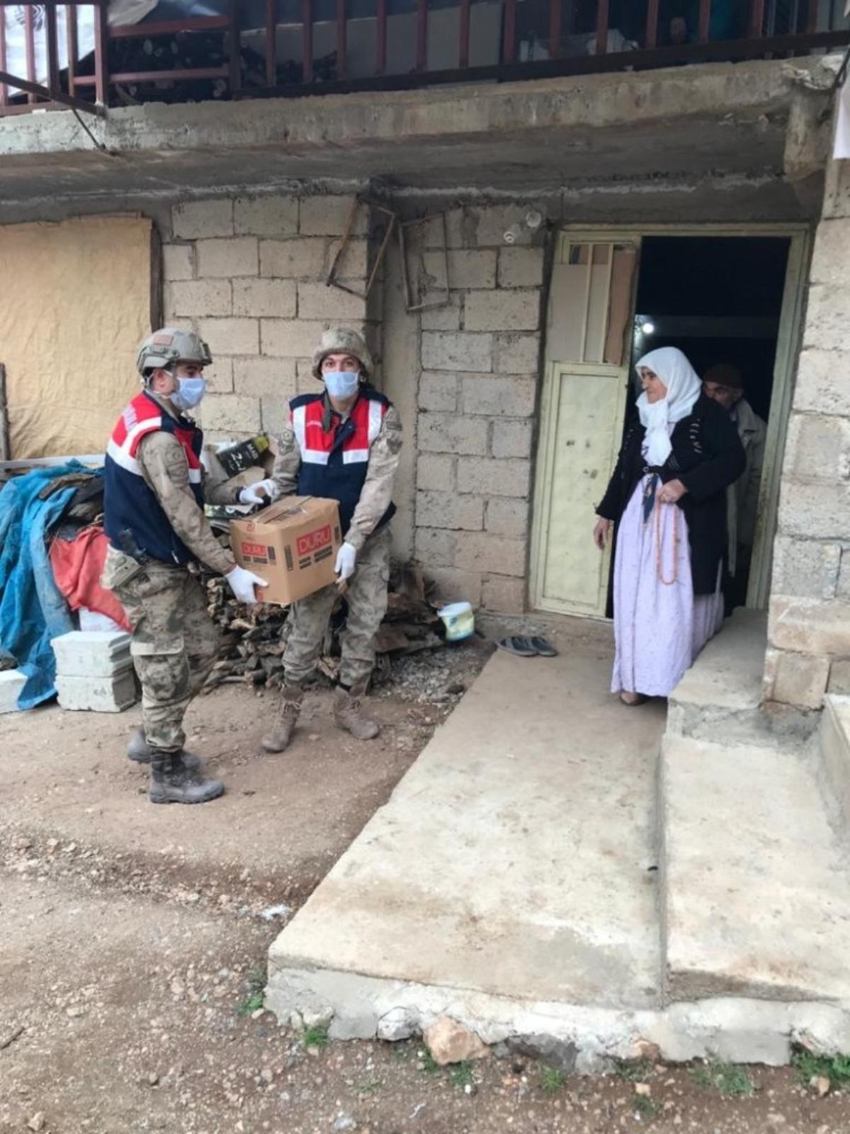 Jandarma ve polis sokağa &ccedil;ıkamayanlar i&ccedil;in seferber oldu