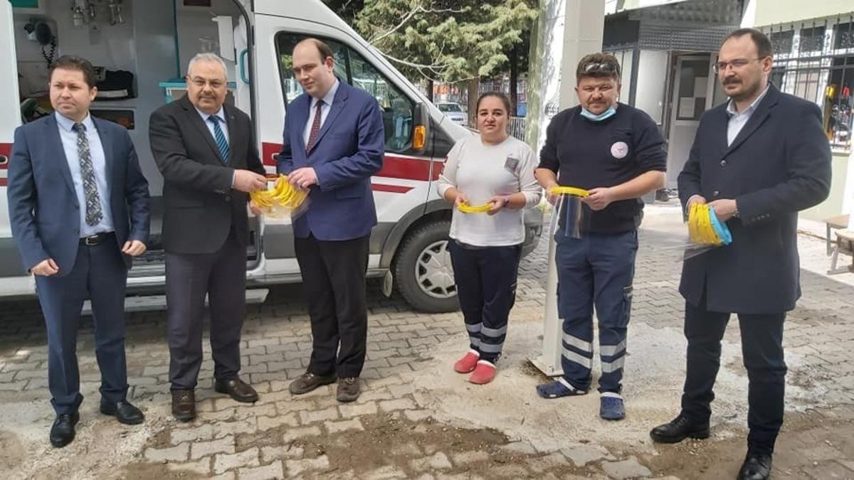 Gediz BİLSEM sağlık &ccedil;alışanları i&ccedil;in y&uuml;z koruyucu siper &uuml;retimi başladı