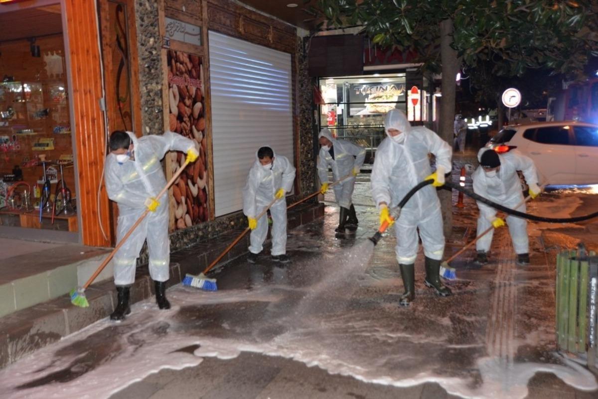 Hendek sokakları k&ouml;p&uuml;kl&uuml; suyla yıkandıktan sonra ila&ccedil;lanıyor