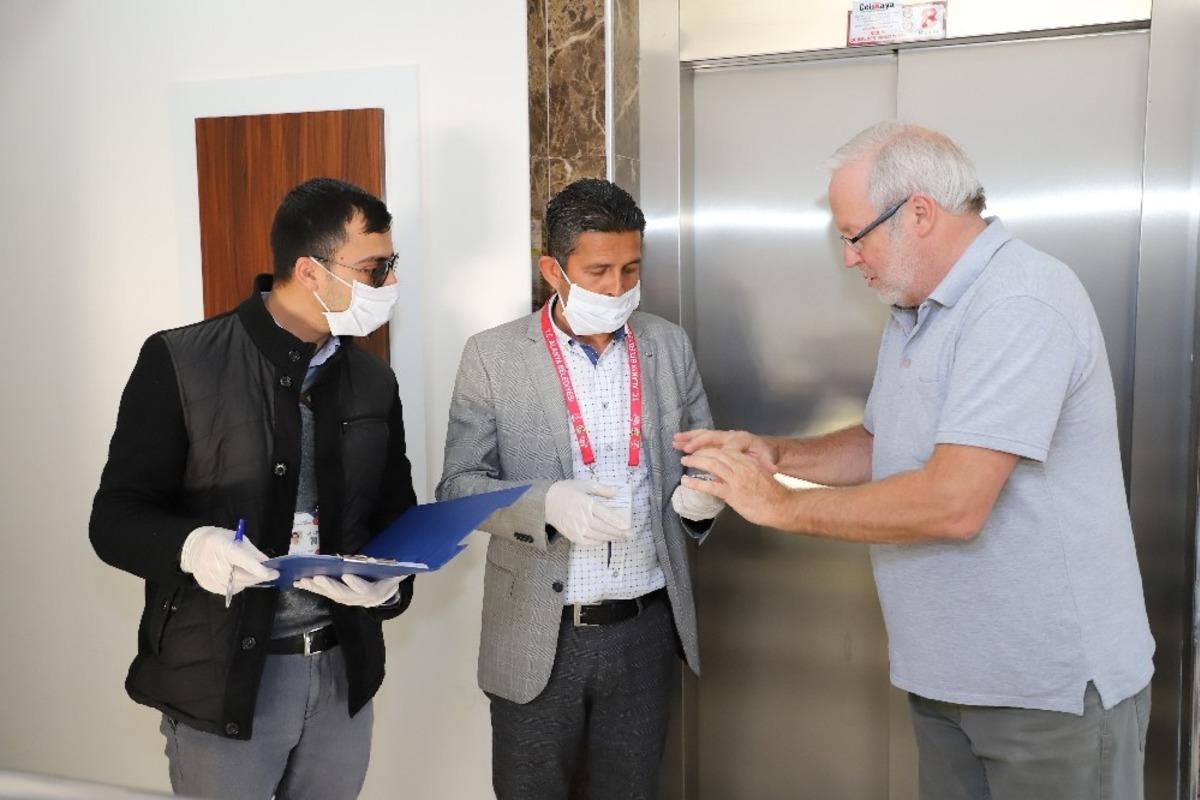 65 yaş &uuml;st&uuml; Alman &ccedil;iftin alışverişini Alanya Belediyesi yaptı