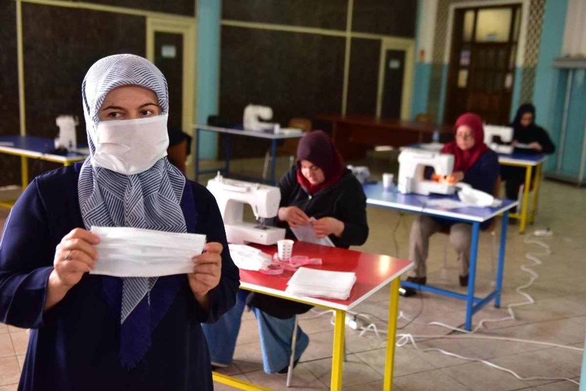 Kepez&rsquo;in kadınlarından g&ouml;n&uuml;ll&uuml; maske &uuml;retimi