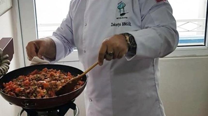 Turizm il M&uuml;d&uuml;r&uuml; personelinin yemeğini kendisi yapıyor