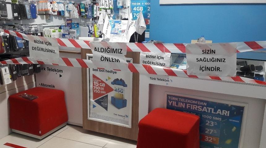 Telefon d&uuml;kkanından m&uuml;şterilere &rsquo;1 metre mesafe&rsquo; kuralı