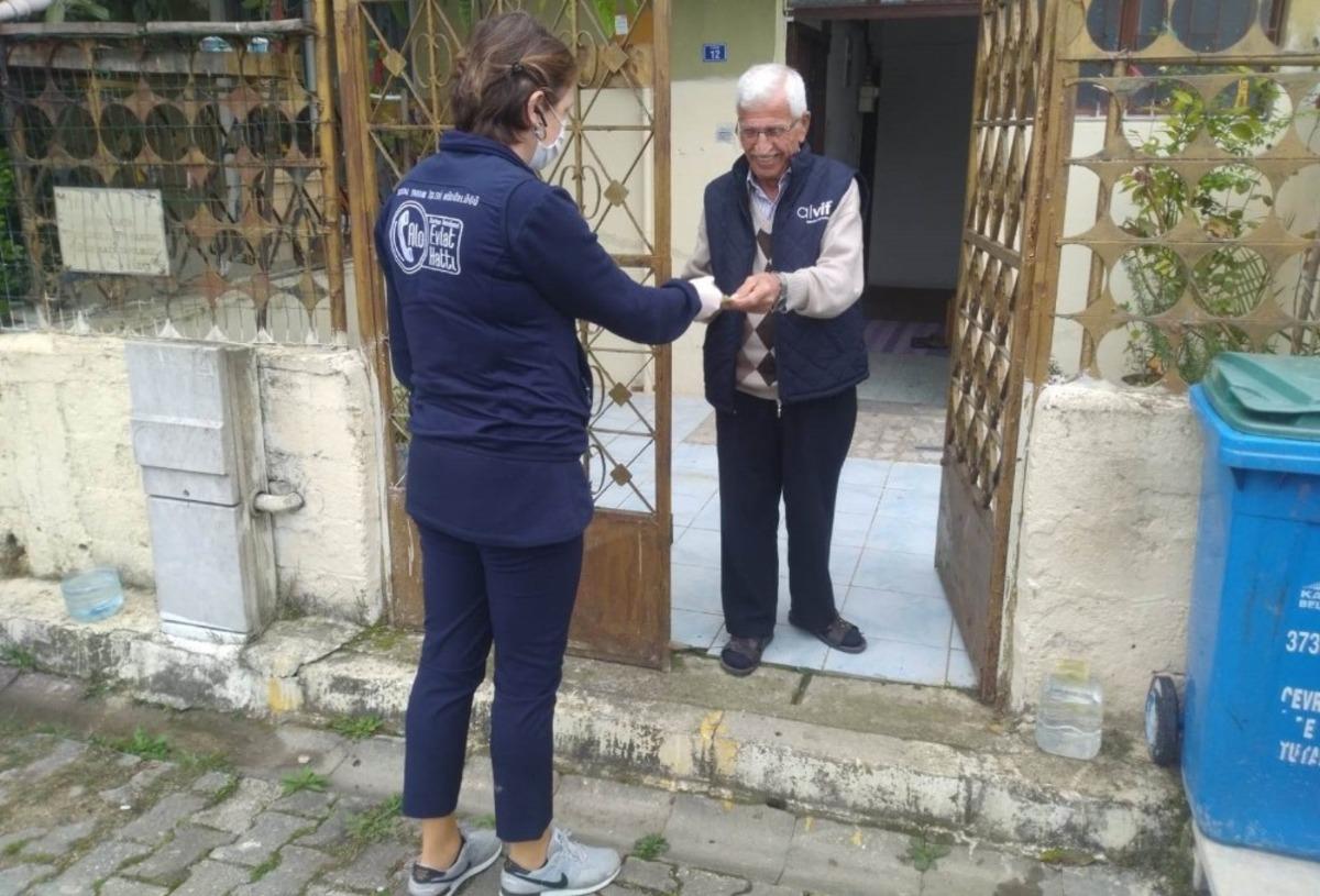 Kartepe Belediyesi, yaşlıların ihtiya&ccedil;larını karşılıyor