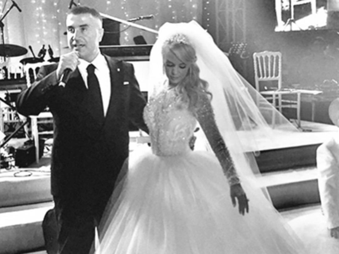 Sedat ve &Ouml;zge Peker'in d&uuml;ğ&uuml;n&uuml;ne &uuml;nl&uuml; akını