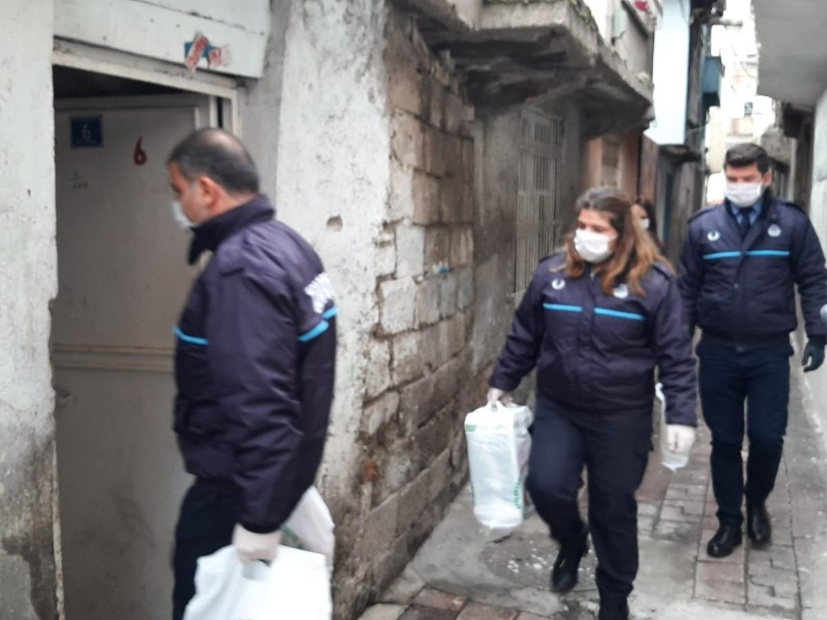 Bağlar Belediyesi &ccedil;alışanları yaşlıların ihtiya&ccedil;larını karşılıyor