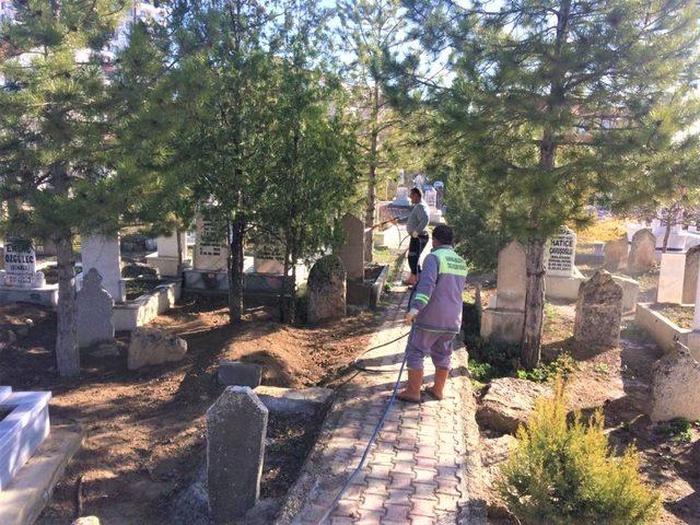 Karaman Belediyesi korona virüse karşı mezarlıkları dezenfekte etti