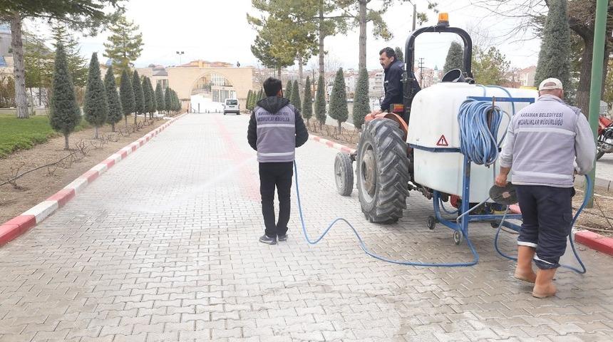Karaman Belediyesi korona vir&uuml;se karşı mezarlıkları dezenfekte etti