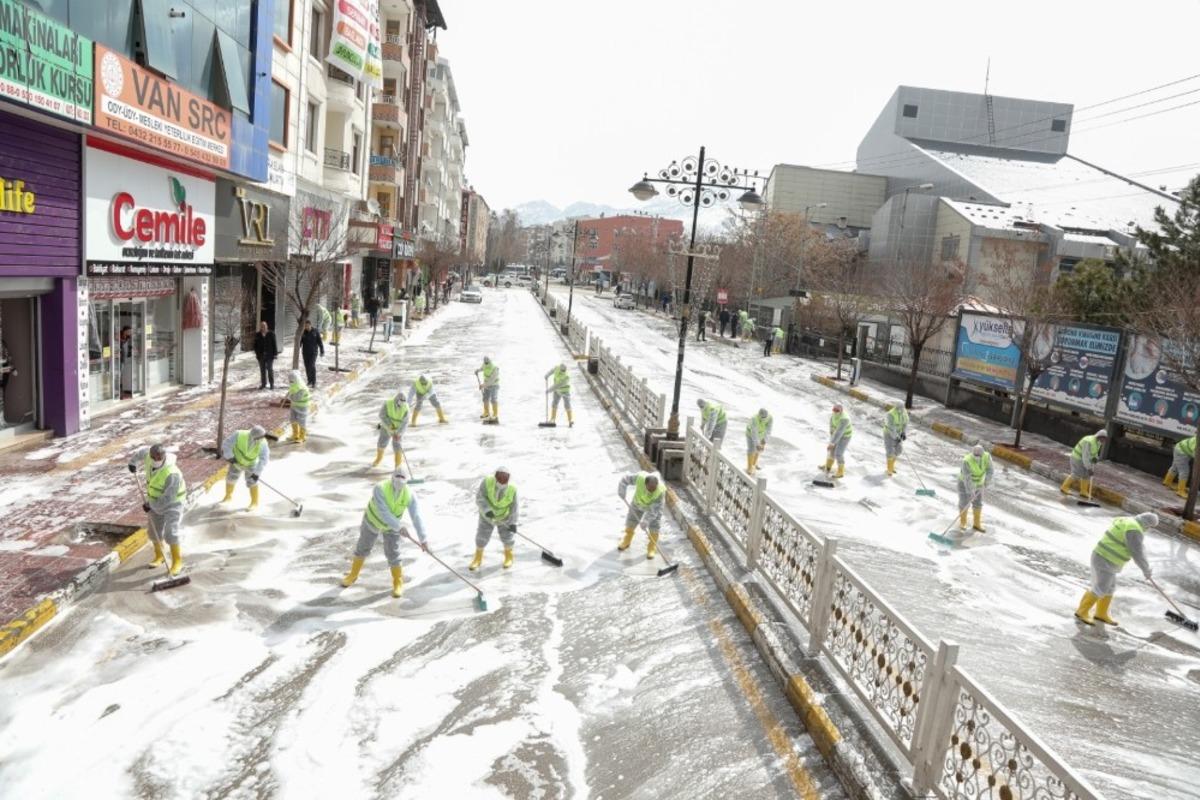 İpekyolu&rsquo;nda caddeler k&ouml;p&uuml;kl&uuml; suyla yıkanarak dezenfekte edildi