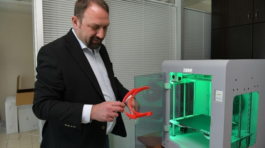 Sağlık &ccedil;alışanları i&ccedil;in 3D yazıcıdan y&uuml;z siperliği &uuml;retimi