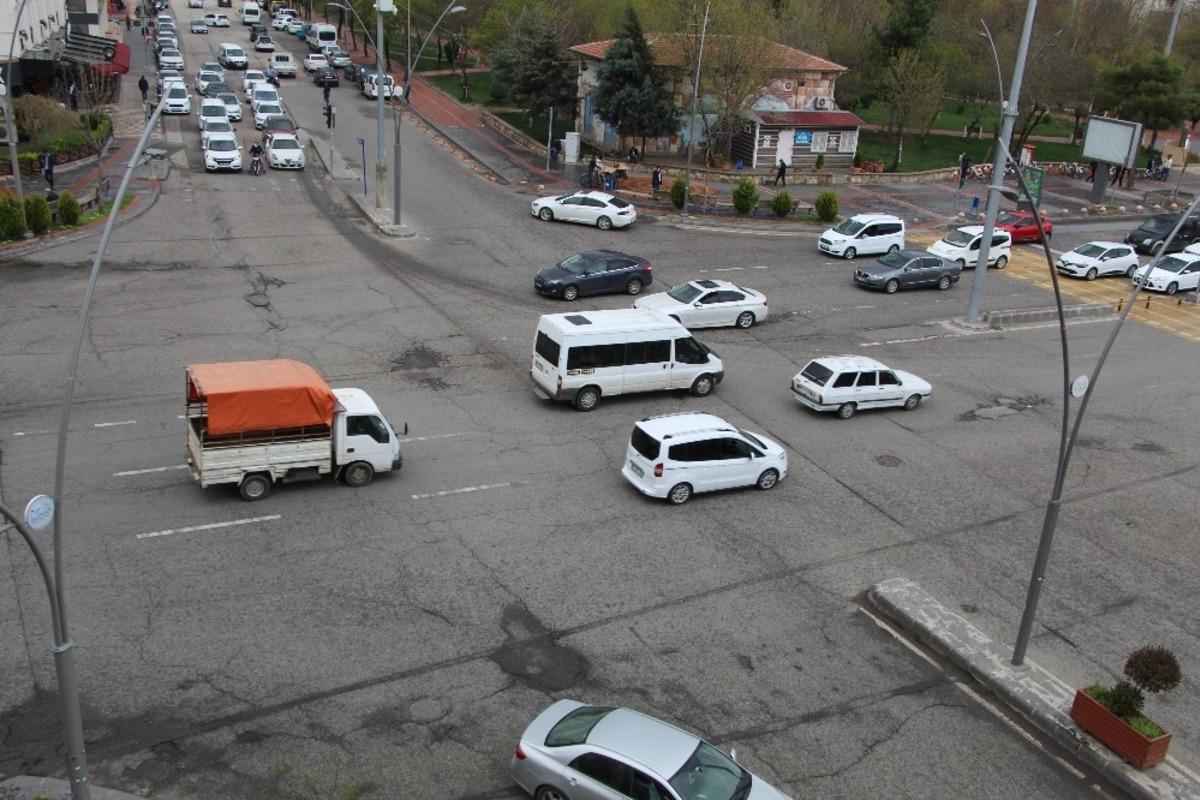 Batman&rsquo;da trafik ışıklarından &lsquo;evde kal&rsquo; &ccedil;ağrısı