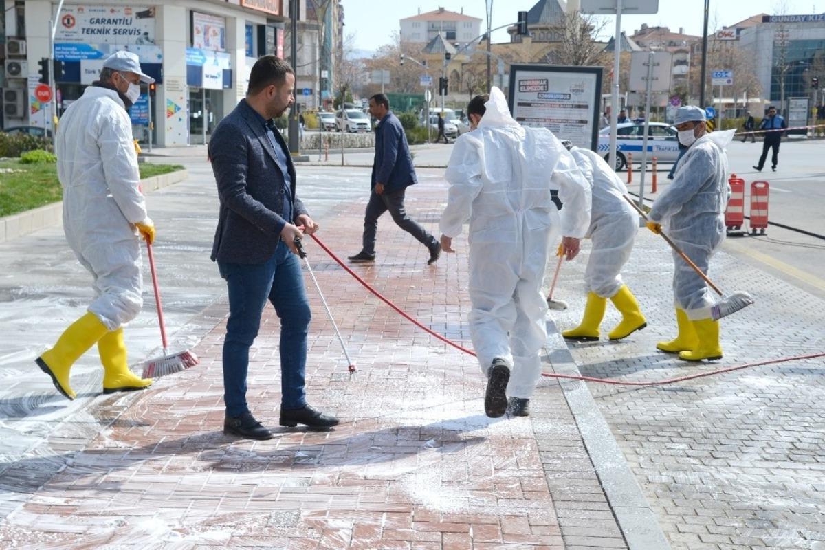 Kırşehir Belediyesi cadde ve sokakları k&ouml;p&uuml;kl&uuml; su ile yıkadı