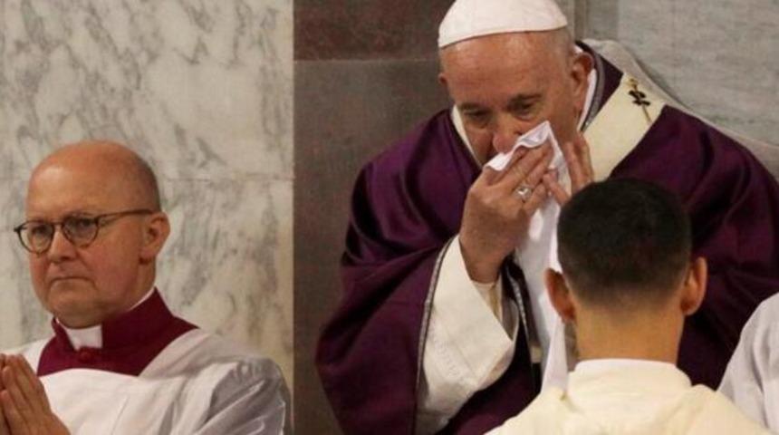 Papa ile aynı konutta kalan rahipte koronavirüs tespit edildi