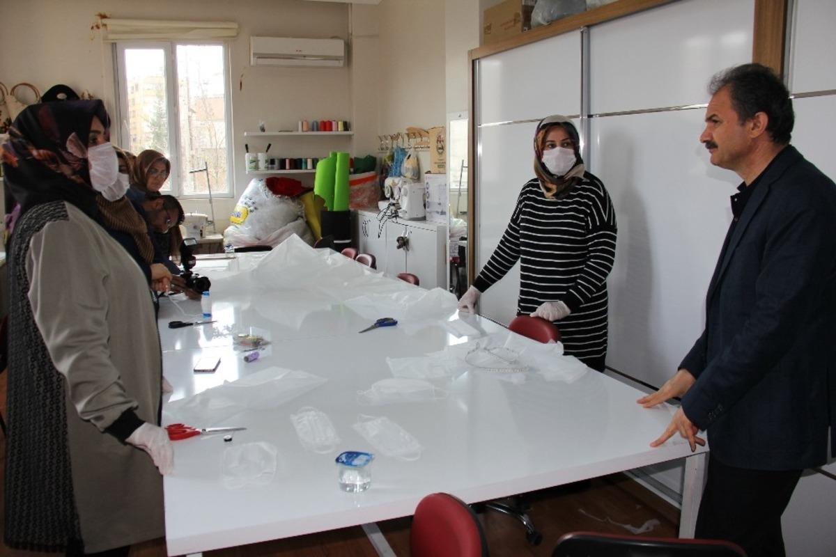 Kursiyer kadınlar maske &uuml;retimine başladı