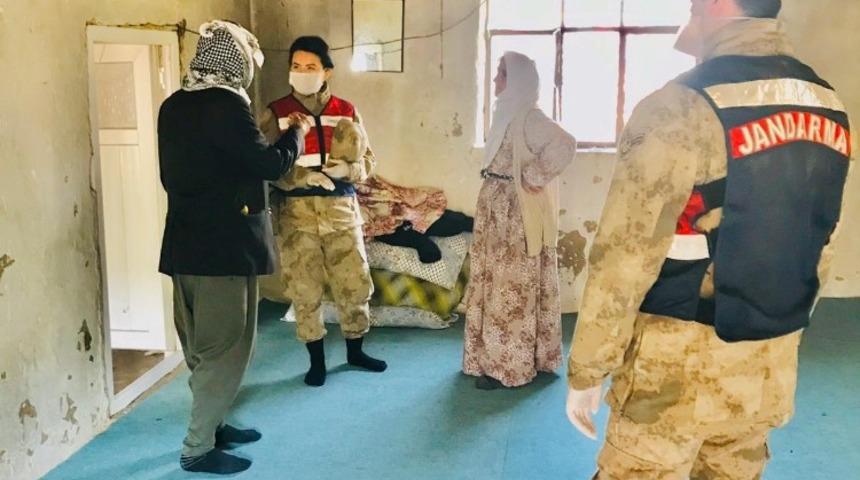 Yaşlı çiftin ihtiyaçlarını jandarma karşıladı