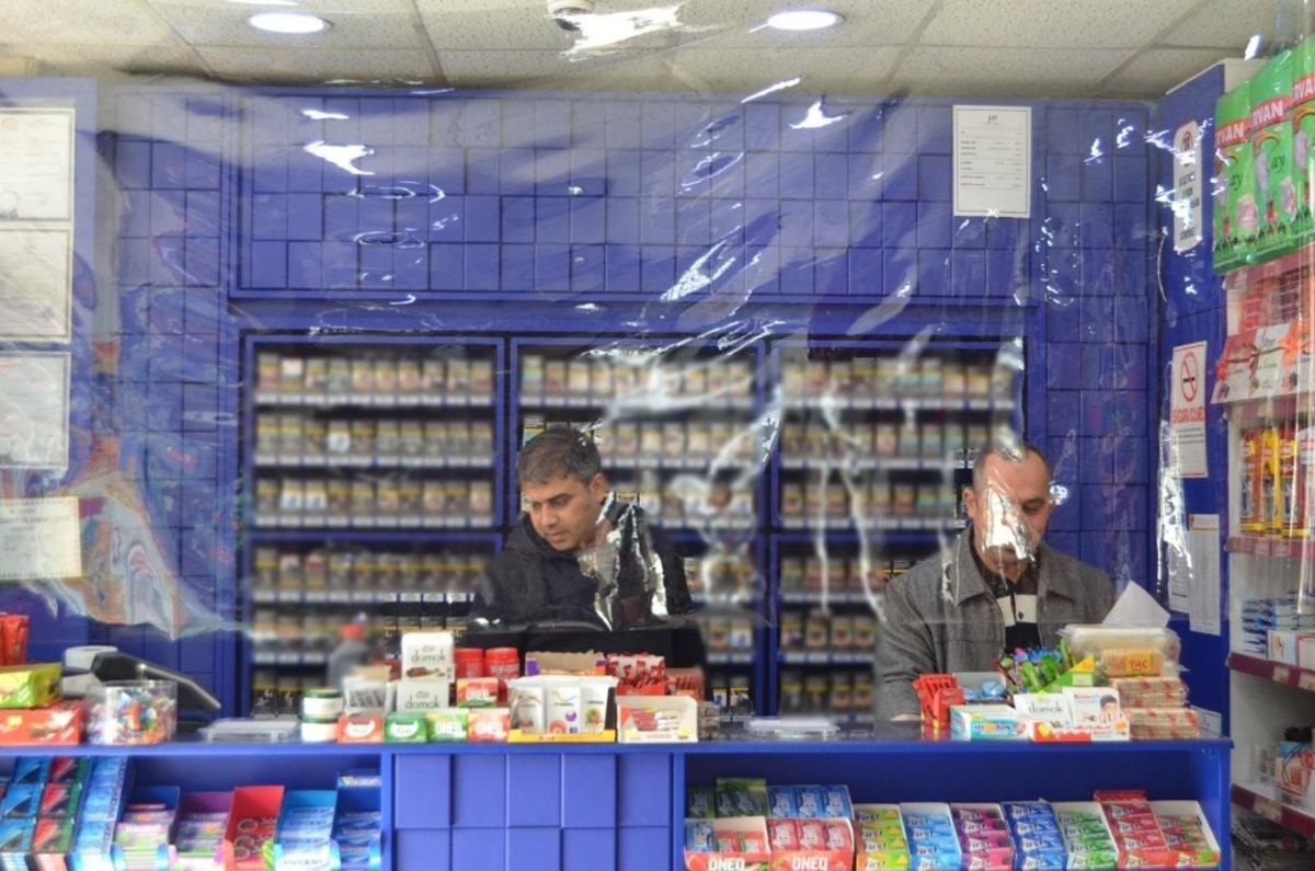 Koronavir&uuml;s&uuml;ne karşı asetat ve bantla &ouml;nlem aldılar