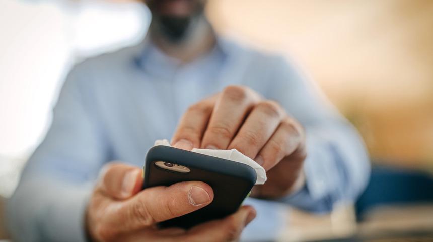 Koronavir&uuml;sten korunmak i&ccedil;in cep telefonları nasıl temizlenmeli?