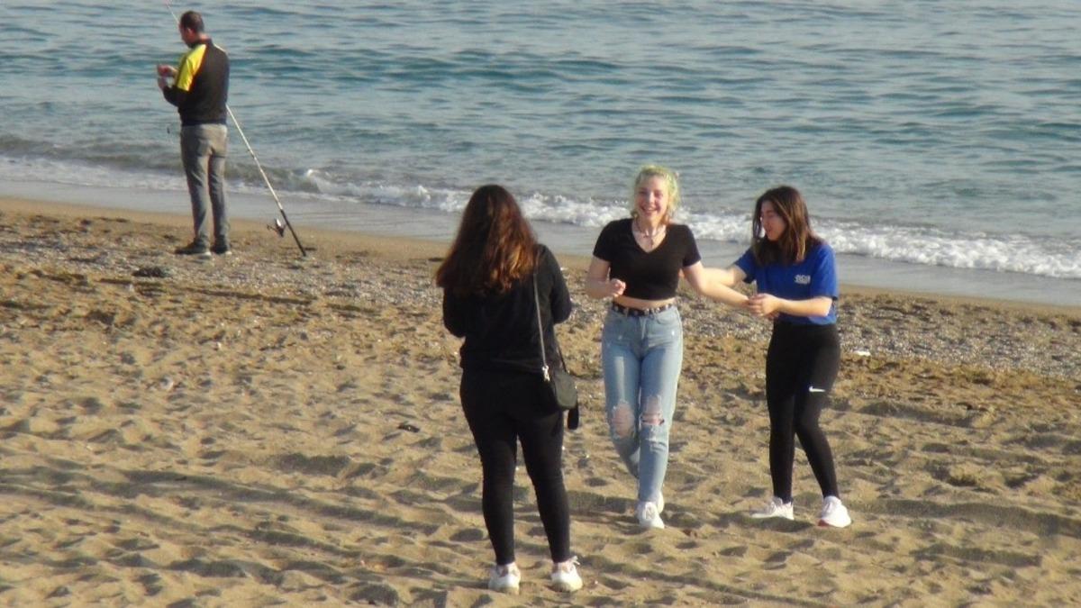'Evde kal' &ccedil;ağrısını umursamadılar, deniz kenarlarına akın ettiler