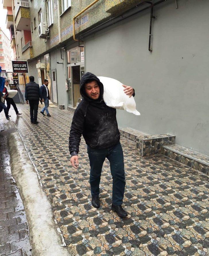 MHP Diyarbakır teşkilatı muhtaç ailelerin yardımına koştu G4