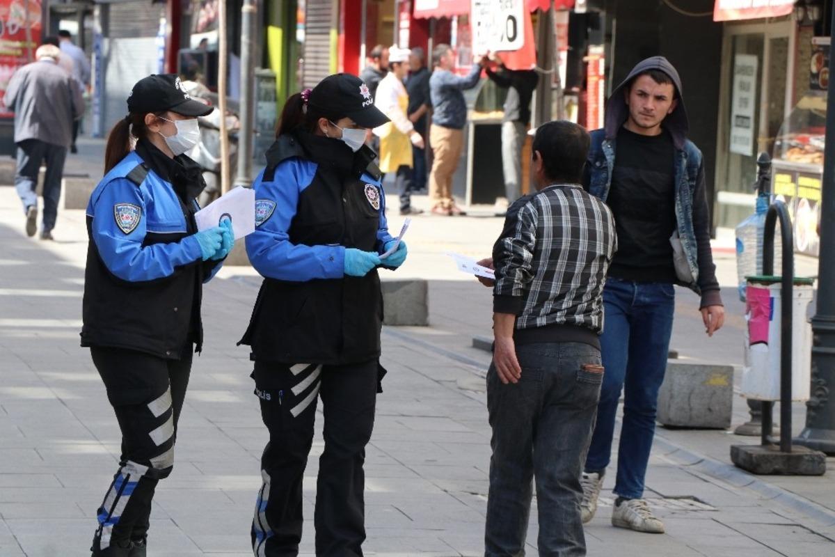 Karab&uuml;k polisi hem &lsquo;Evde kal&rsquo; uyarısı yaptı hem de bilgilendirdi