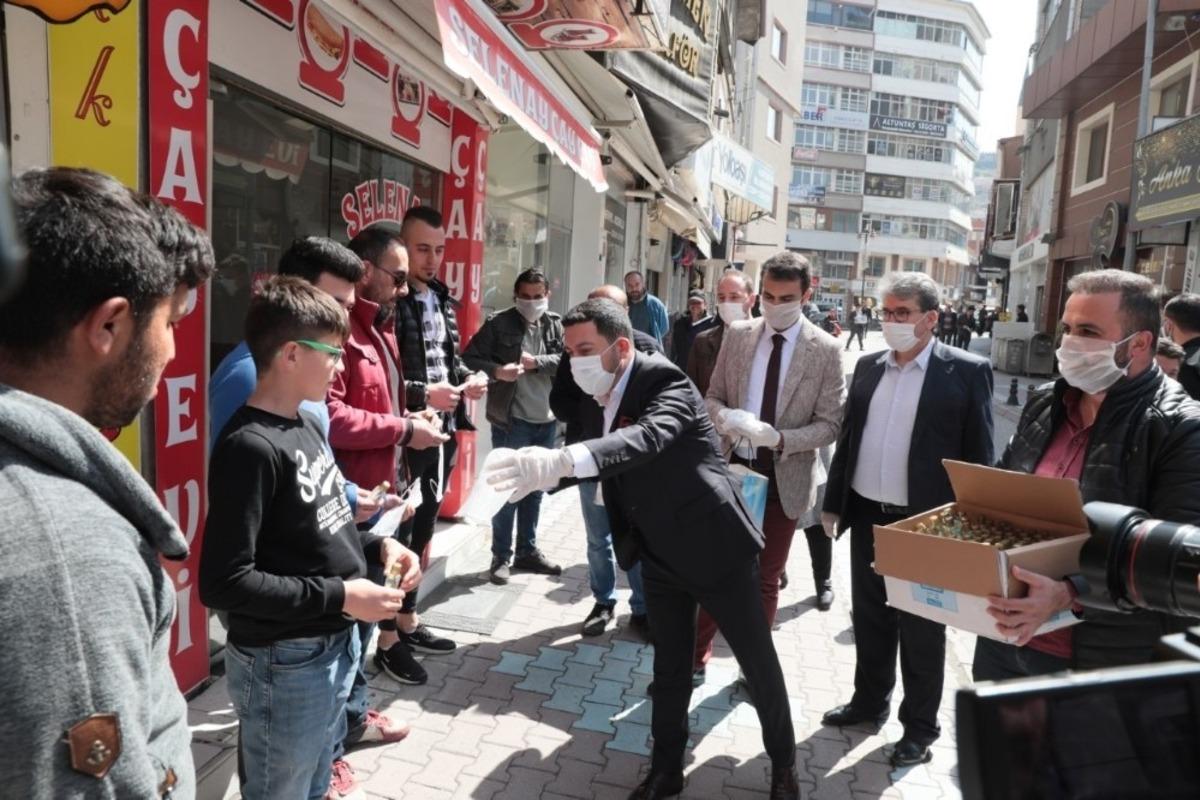 Belediye Başkanı Rasim Arı, vatandaşlara maske, eldiven ve kolonya dağıttı
