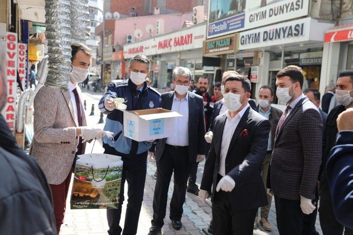 Belediye Başkanı Rasim Arı, vatandaşlara maske, eldiven ve kolonya dağıttı G2