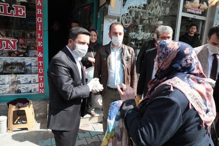 Belediye Başkanı Rasim Arı, vatandaşlara maske, eldiven ve kolonya dağıttı G3