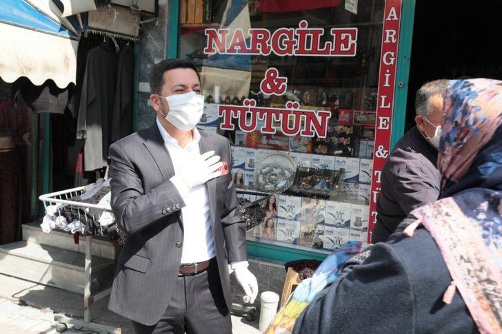 Belediye Başkanı Rasim Arı, vatandaşlara maske, eldiven ve kolonya dağıttı G4