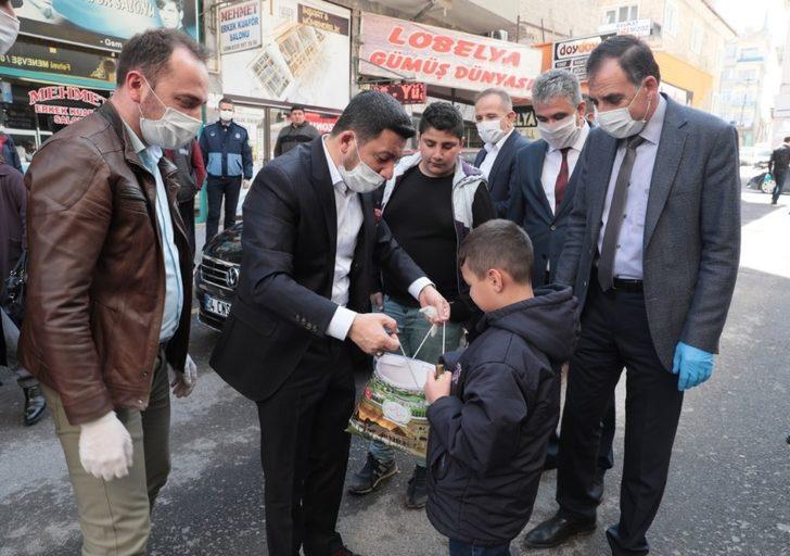 Belediye Başkanı Rasim Arı, vatandaşlara maske, eldiven ve kolonya dağıttı G5